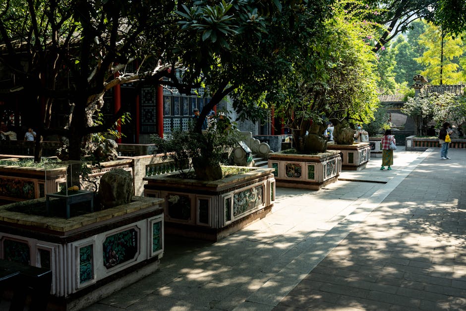 簡約設計的必利勁藥盒與一杯水，呈現私密與便捷感